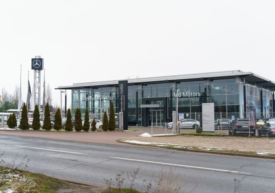 51202200_mercedes-benz-car-showroom-next-to-it-behind-a-mesh-fence-are-new-cars